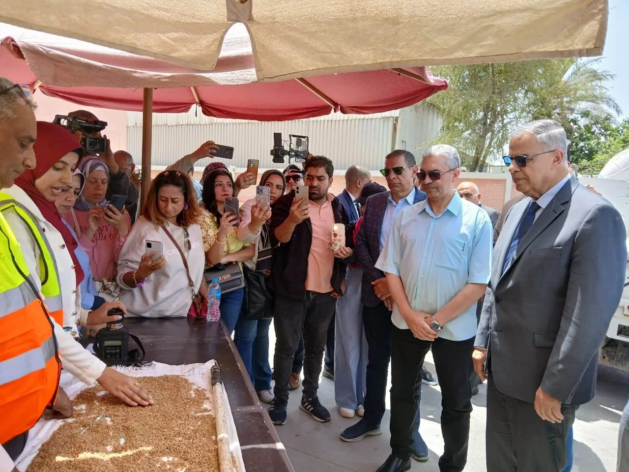 محافظ الإسكندرية فى زيارة إلى صومعة كينج مريوط ويتابع توريد الأقماح المحلية