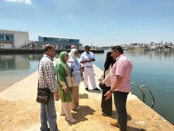 محافظ الإسماعيلية يتابع جهود إدارة البيئة في متابعة المنشآت المقامة على بحيرة التمساح لتقليل مصادر التلوث البيئي