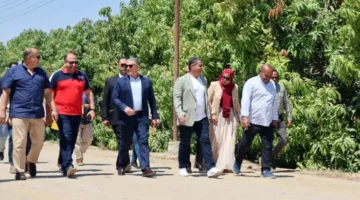 محافظ الإسماعيلية يراجع مجموعة من الطرق والمحاور الموصى بتطويرها في مركز الإسماعيلية