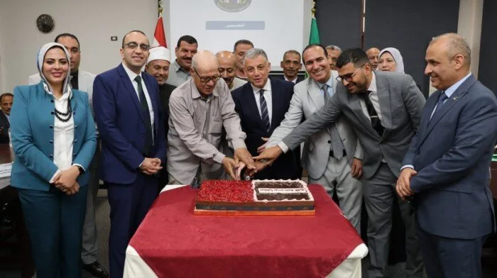 محافظ الإسماعيلية يشيد باللجنة المسؤولة عن متابعة تسليم محصول القمح محافظ الإسماعيلية يشيد باللجنة المسؤولة عن متابعة تسليم محصول القمح