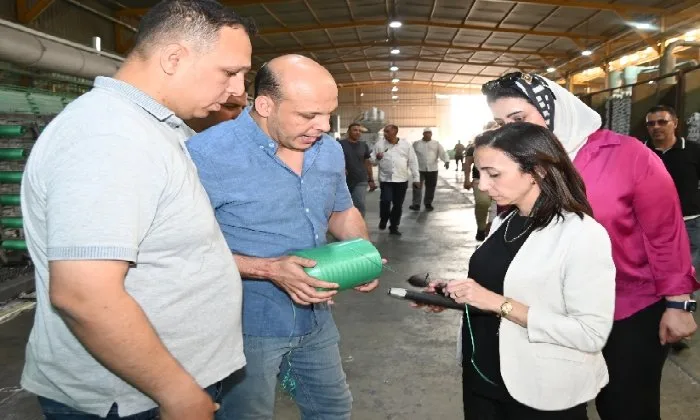 محافظ البحيرة يقوم بجولة تفقدية في مجموعة من المصانع بالمنطقة الصناعية في وادي النطرون محافظ البحيرة يقوم بجولة تفقدية في مجموعة من المصانع بالمنطقة الصناعية في وادي النطرون