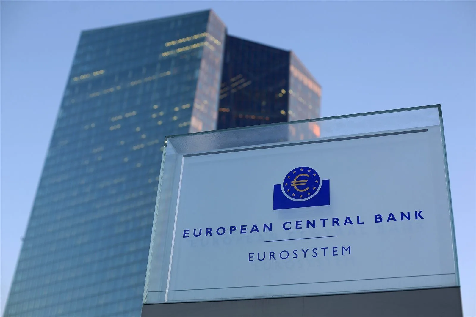 محافظ البنك المركزي البلجيكي يتنبأ بتقليص طفيف في أسعار الفائدة نتيجة للمخاطر العالمية. محافظ البنك المركزي البلجيكي يتنبأ بتقليص طفيف في أسعار الفائدة نتيجة للمخاطر العالمية.
