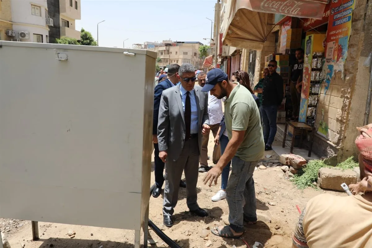 محافظ الجيزة يعلن عن تحسينات وتحديثات لطريق أبو الهول السياحي في منطقة الأهرامات