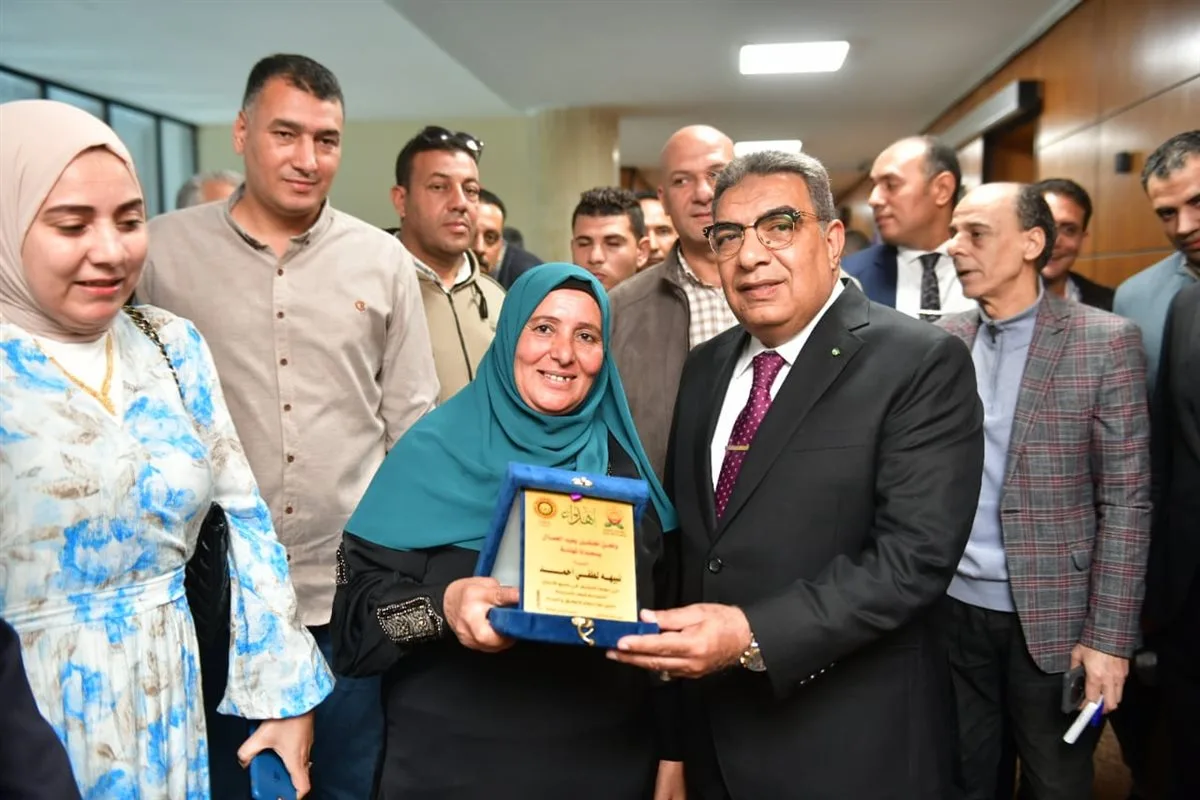 محافظ الدقهلية يكرم 50 من العاملين والنقابيين فى إحتفالية عيد العمال