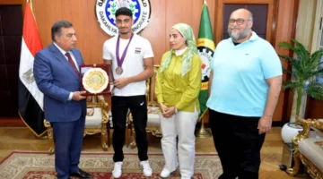 محافظ الدقهلية يكرم السباح “حاتم أشرف” بطل أفريقيا
