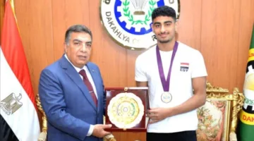 محافظ الدقهلية يكرّم بطل أفريقيا حاتم أشرف لإلهامه الشباب بإنجازاته في السباحة