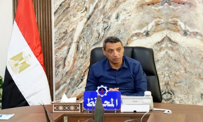 محافظ السويس في اجتماعه الأسبوعي: التعاون أساس النجاح.. والتنسيق لإنجاز أي مهام