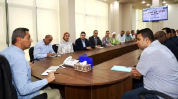 محافظ السويس يجتمع مع مسؤولي نظام التأمين الصحي الشامل