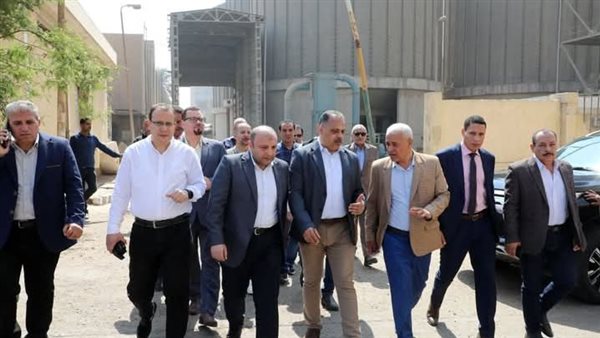 محافظ الشرقية يتفقد صوامع الزقازيق ومطحن عرابي
