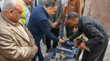 محافظ الشرقية يوزع كراسي متحركة وأطراف صناعية وأحزمة طبية على ذوي الاحتياجات الخاصة.