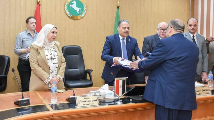 محافظ الشرقية يوزع ملابس الإحرام وتأشيرات السفر على حجاج الجمعيات الأهلية
