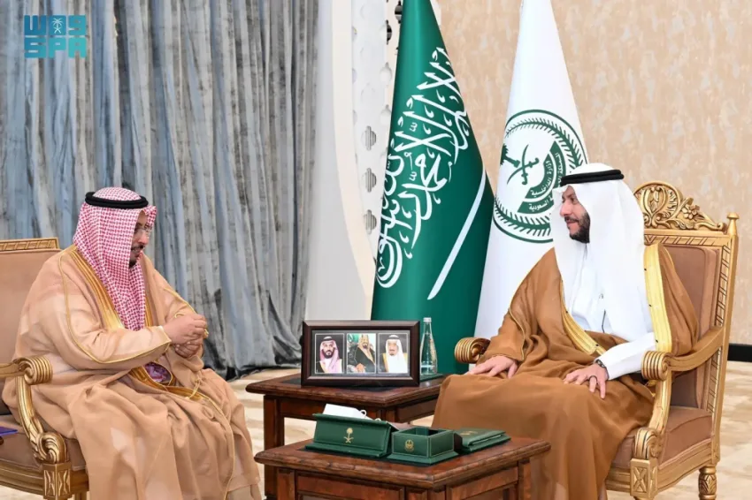 محافظ الطائف يجتمع برئيس وأعضاء جمعية العون الخيرية محافظ الطائف يجتمع برئيس وأعضاء جمعية العون الخيرية