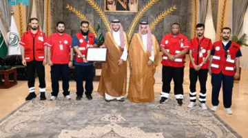 محافظ الطائف يستلم شهادة التوافق الإسعافي من هيئة الهلال الأحمر السعودي