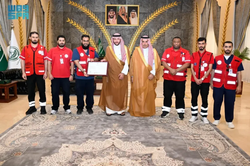 محافظ الطائف يستلم شهادة التوافق الإسعافي من هيئة الهلال الأحمر السعودي محافظ الطائف يستلم شهادة التوافق الإسعافي من هيئة الهلال الأحمر السعودي