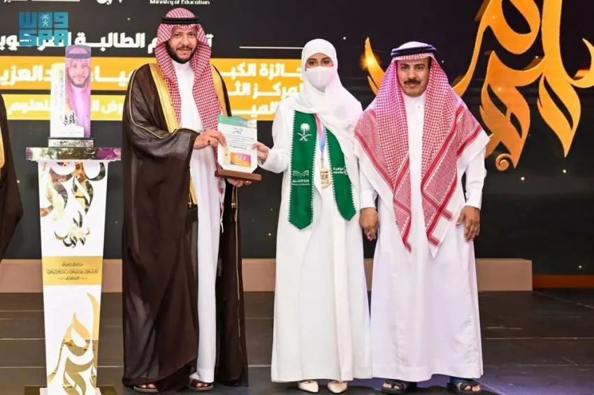 محافظ الطائف يُحتفي بالطالبة لمياء النفيعي لتألقها في معرض آيسف 2025 وحصولها على المركز الثالث عالميًا محافظ الطائف يُحتفي بالطالبة لمياء النفيعي لتألقها في معرض آيسف 2025 وحصولها على المركز الثالث عالميًا