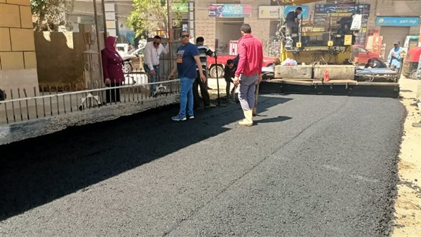 محافظ الغربية يتابع أعمال رصف شارع المجلس الشعبي بالسنطة