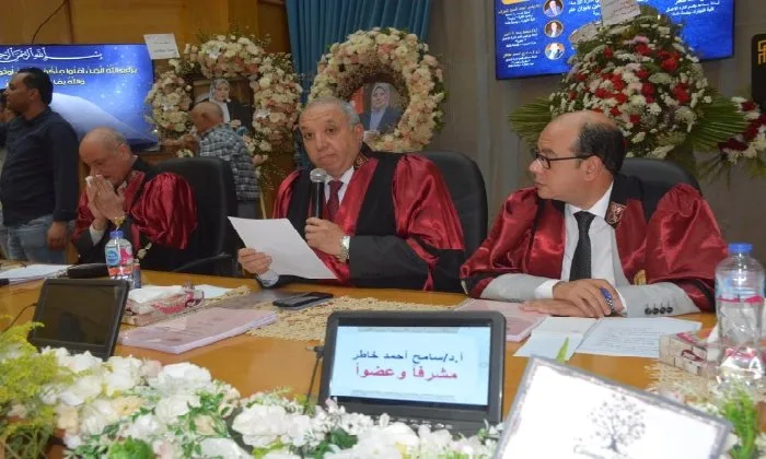 محافظ الغربية يشارك في مناقشة أطروحة الدكتوراه حول رأس المال الفكري وإدارة الأزمات لمستشار مكتبه. محافظ الغربية يشارك في مناقشة أطروحة الدكتوراه حول رأس المال الفكري وإدارة الأزمات لمستشار مكتبه.