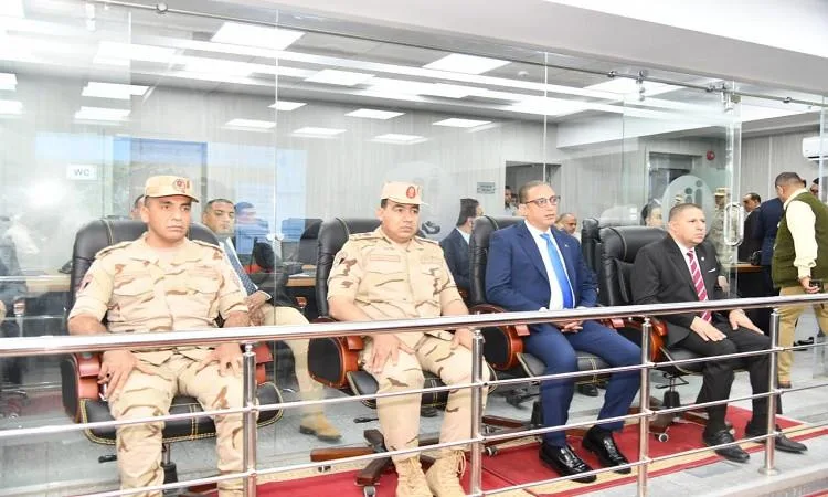 محافظ الفيوم وقائد الدفاع الشعبي يشهدان تجربة عملية لمواجهة تسرب غاز الكلور
