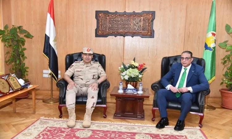 محافظ الفيوم وقائد قوات الدفاع الشعبي يبحثان التعاون في مجالات التنمية
