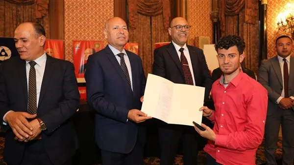 محافظ القاهرة يسلم عقود عمل جديدة لذوي همم بشركات القطاع الخاص