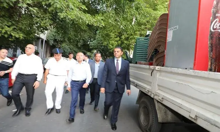 محافظ القاهرة يقود حملة لرفع الإشغالات وإغلاق المقاهي المخالفة بالزمالك