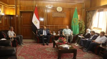محافظ القليوبية يتناول مع مساعد وزيرة البيئة تحسين نظام إدارة النفايات