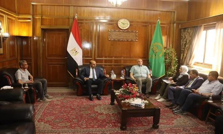 محافظ القليوبية يتناول مع مساعد وزيرة البيئة تحسين نظام إدارة النفايات محافظ القليوبية يتناول مع مساعد وزيرة البيئة تحسين نظام إدارة النفايات