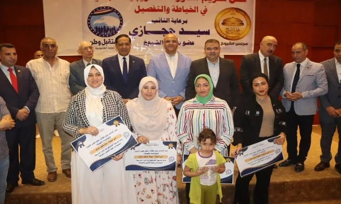 محافظ القليوبية يحتفي بالخريجات من دورة الخياطة في شبرا الخيمة محافظ القليوبية يحتفي بالخريجات من دورة الخياطة في شبرا الخيمة