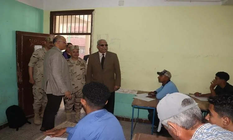 محافظ القليوبية يزور امتحانات الدبلومات الفنية في مدينة بنها محافظ القليوبية يزور امتحانات الدبلومات الفنية في مدينة بنها