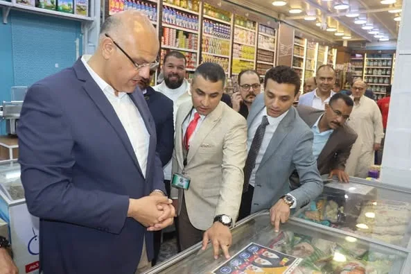 محافظ القليوبية يفتتح منافذ بيع جهاز مستقبل مصر لتوفير السلع الغذائية بأسعار مُخفضة بمدينة بنها