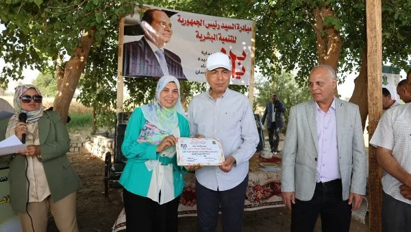 محافظ المنيا: توزيع 5 حقول إرشادية لفول الصويا وتكريم المزارعين والرائدات الريفيات