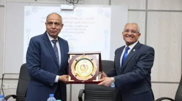 محافظ المنيا: جامعة اللوتس تعتبر مركزًا أكاديميًا واعدًا خلال حديثه مع الطلاب.