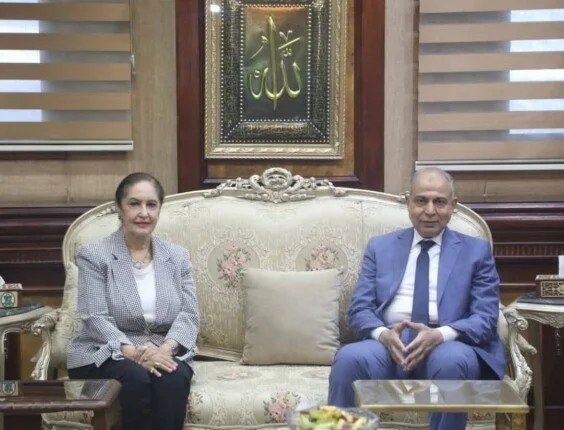 محافظ المنيا يؤكد التزامه بدعم مبادرات تمكين الشباب ومكافحة الهجرة غير الشرعية خلال اجتماع مع اللجنة الوطنية محافظ المنيا يؤكد التزامه بدعم مبادرات تمكين الشباب ومكافحة الهجرة غير الشرعية خلال اجتماع مع اللجنة الوطنية