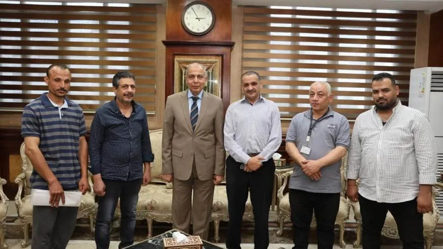 محافظ المنيا يجتمع مع خريجي الشباب لمناقشة احتياجات بعض المستفيدين من مشروع الظهير الصحراوي. محافظ المنيا يجتمع مع خريجي الشباب لمناقشة احتياجات بعض المستفيدين من مشروع الظهير الصحراوي.
