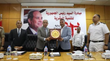 محافظ المنيا يكرم السكرتير العام تقديرًا لجهوده في تعزيز الأداء التنفيذي