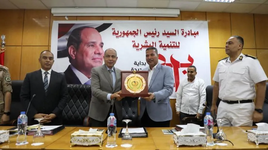 محافظ المنيا يكرم السكرتير العام تقديرًا لجهوده في تعزيز الأداء التنفيذي محافظ المنيا يكرم السكرتير العام تقديرًا لجهوده في تعزيز الأداء التنفيذي