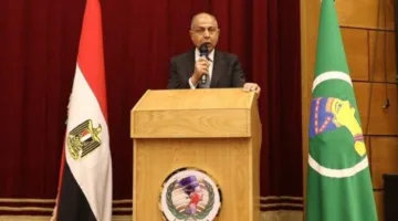 محافظ المنيا يكرّم أسر الشهداء والمصابين، ويشدد على عدم نسيان الدولة لتضحياتهم.