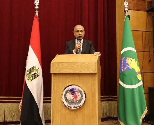 محافظ المنيا يكرّم أسر الشهداء والمصابين، ويشدد على عدم نسيان الدولة لتضحياتهم.