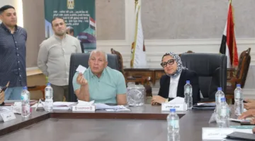 محافظ الوادي الجديد يتابع عددًا من الملفات مع رؤساء المراكز