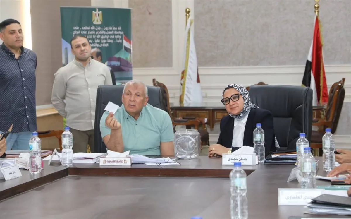 محافظ الوادي الجديد يتابع عددًا من الملفات مع رؤساء المراكز