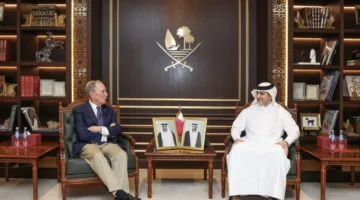 محافظ بنك قطر المركزي يلتقي مؤسس مجموعة بلومبيرغ