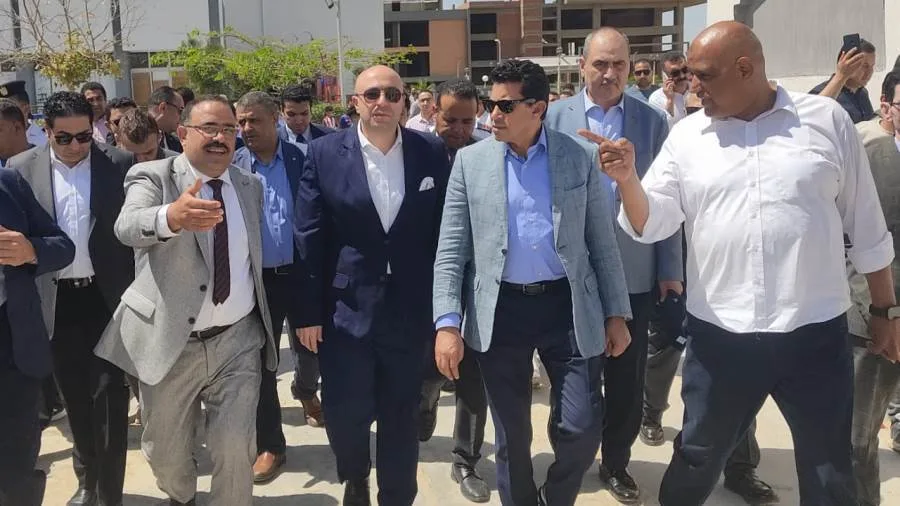 محافظ بني سويف ووزير الشباب والرياضة يتفقدان الأنشطة والفعاليات بمركز التنمية الشبابية