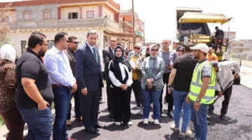 محافظ دمياط يقوم بجولة ميدانية لتفقد أعمال رصف طرق مبادرة حياة كريمة | صور