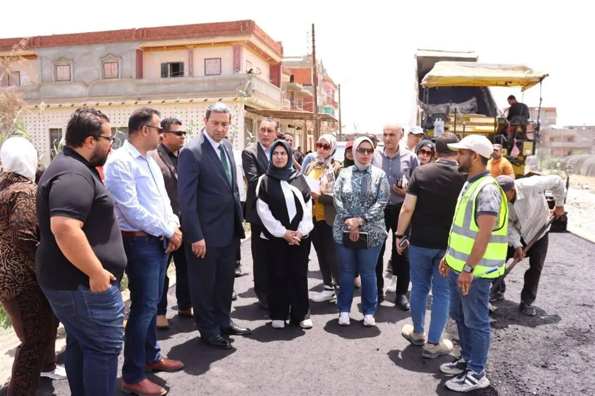 محافظ دمياط يقوم بجولة ميدانية لتفقد أعمال رصف طرق مبادرة حياة كريمة | صور