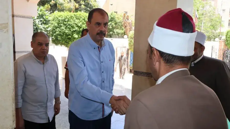 محافظ سوهاج يؤدي صلاة الجمعة بمسجد الشرطة ويلتقي المواطنين عقب الصلاة