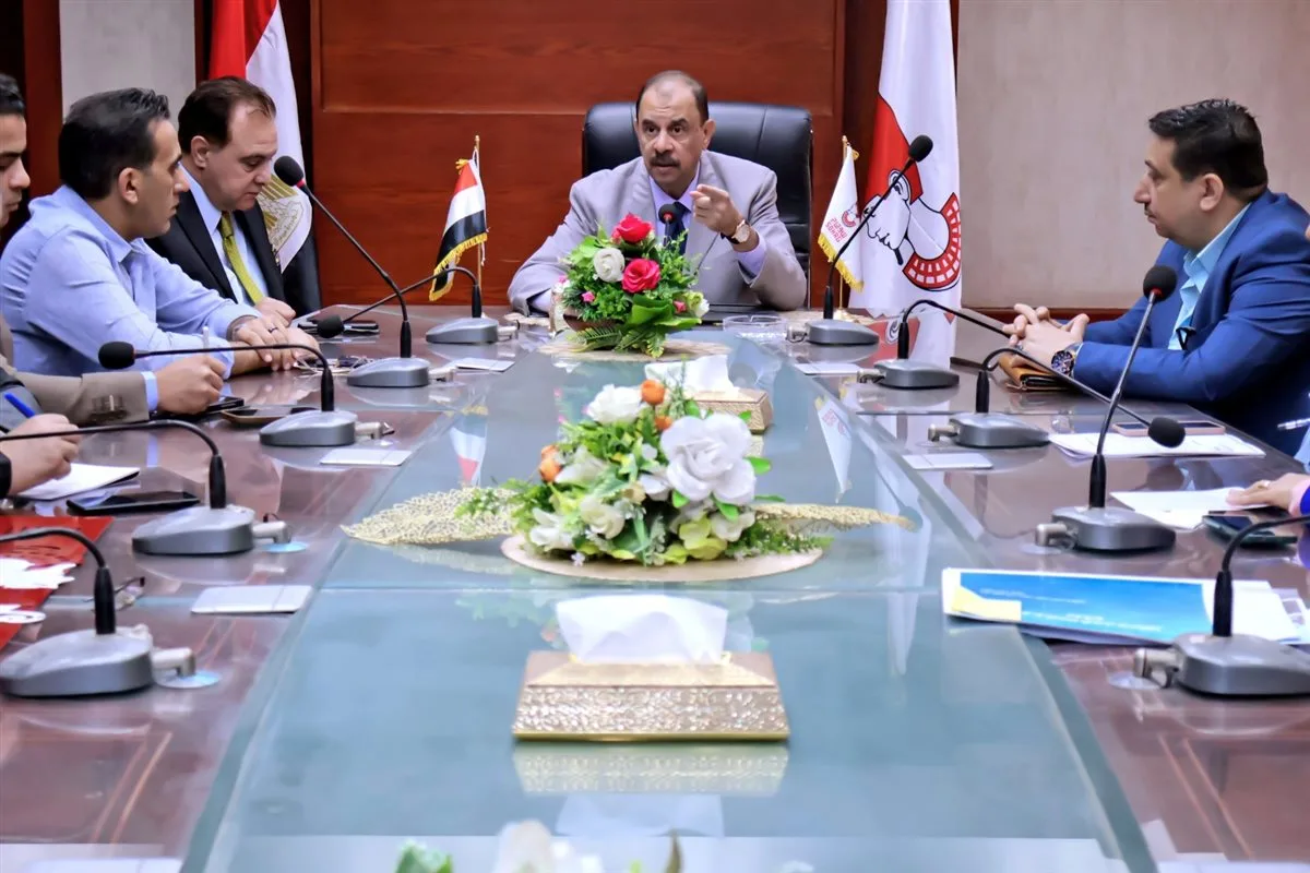 محافظ سوهاج يبحث تطبيق الهوية البصرية على الكوبري الجديد بالكورنيش الغربي