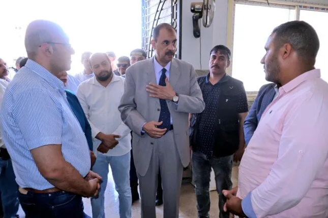 محافظ سوهاج يتفقد معرض تسويق المنتجات الحرفية