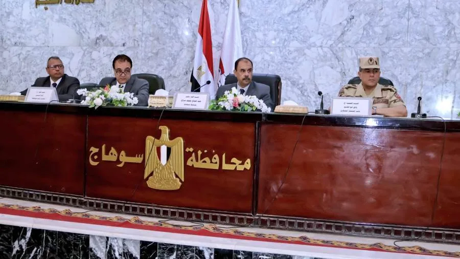 محافظ سوهاج يستعرض استعدادات المحافظة لعيد الأضحى ويراجع مجموعة من القضايا المهمة للمواطنين محافظ سوهاج يستعرض استعدادات المحافظة لعيد الأضحى ويراجع مجموعة من القضايا المهمة للمواطنين