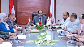 محافظ سوهاج يشرف على مشروع الصرف الصحي في قرية قلفاو
