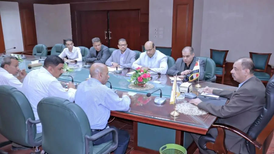 محافظ سوهاج يعقد اجتماعًا لمتابعة مشروعات الرصف